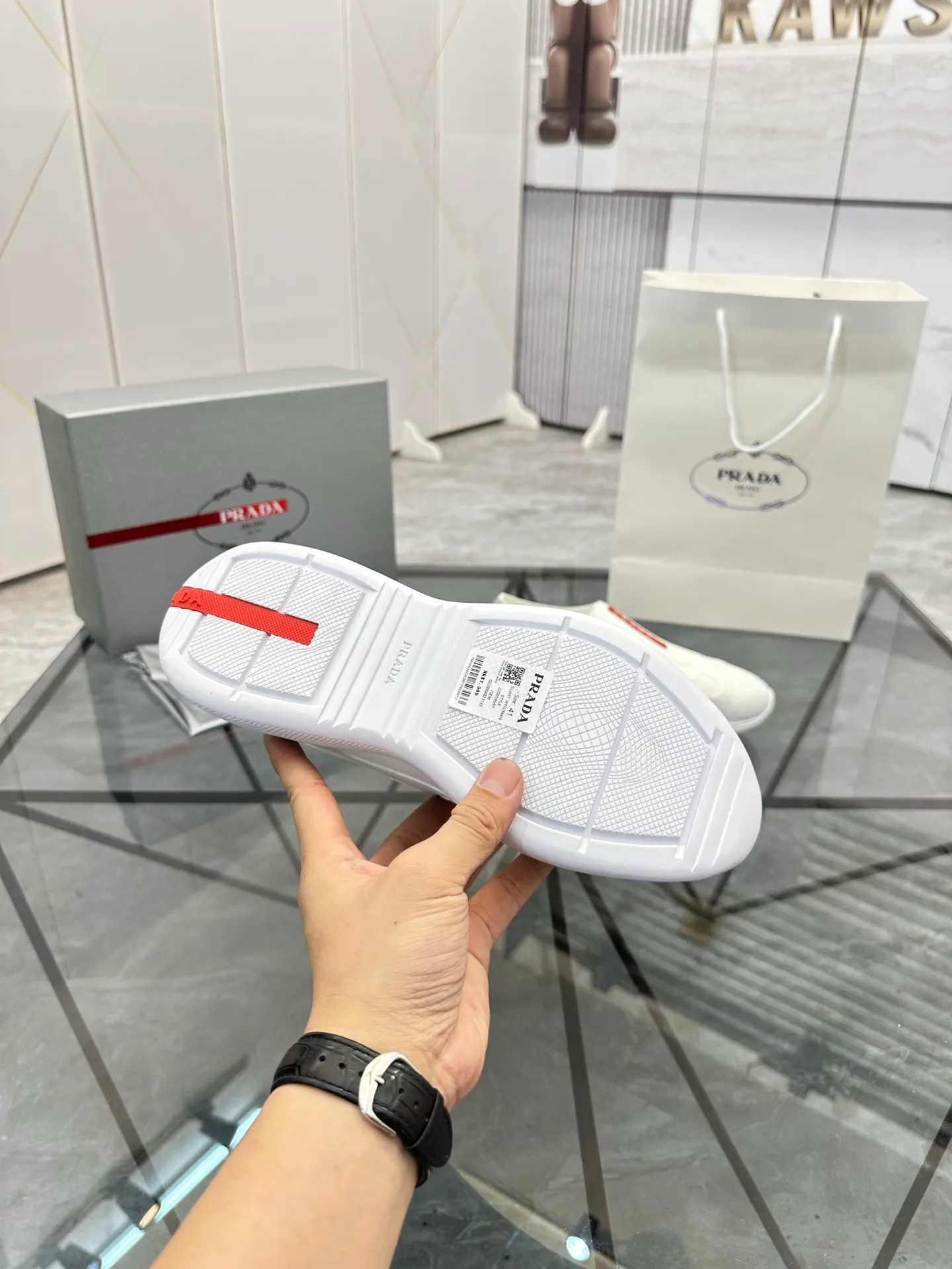 Men's shoes: 💰P460¥ High-end top quality Product trademark: Prada *"Prada*" low-top casual shoes Regular size: 38-45 (can be customized to 46) Product materials: imported original breathable fly knit upper, breathable lining, original outsole. No.: 001